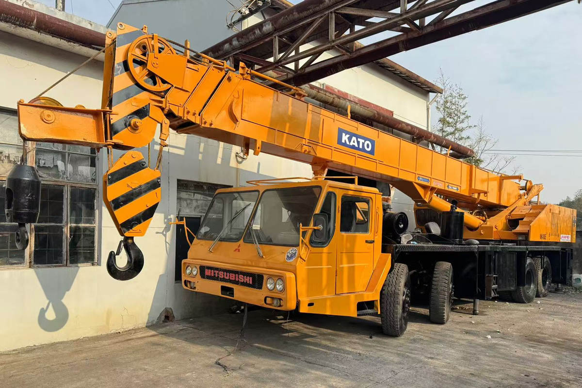 Xe cẩu chuyên dụng KATO 40 tấn