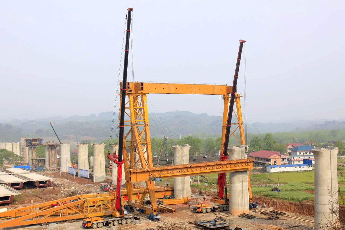 Cẩu hỗ trợ lắp đặt dầm thép khi xây dựng cầu đường