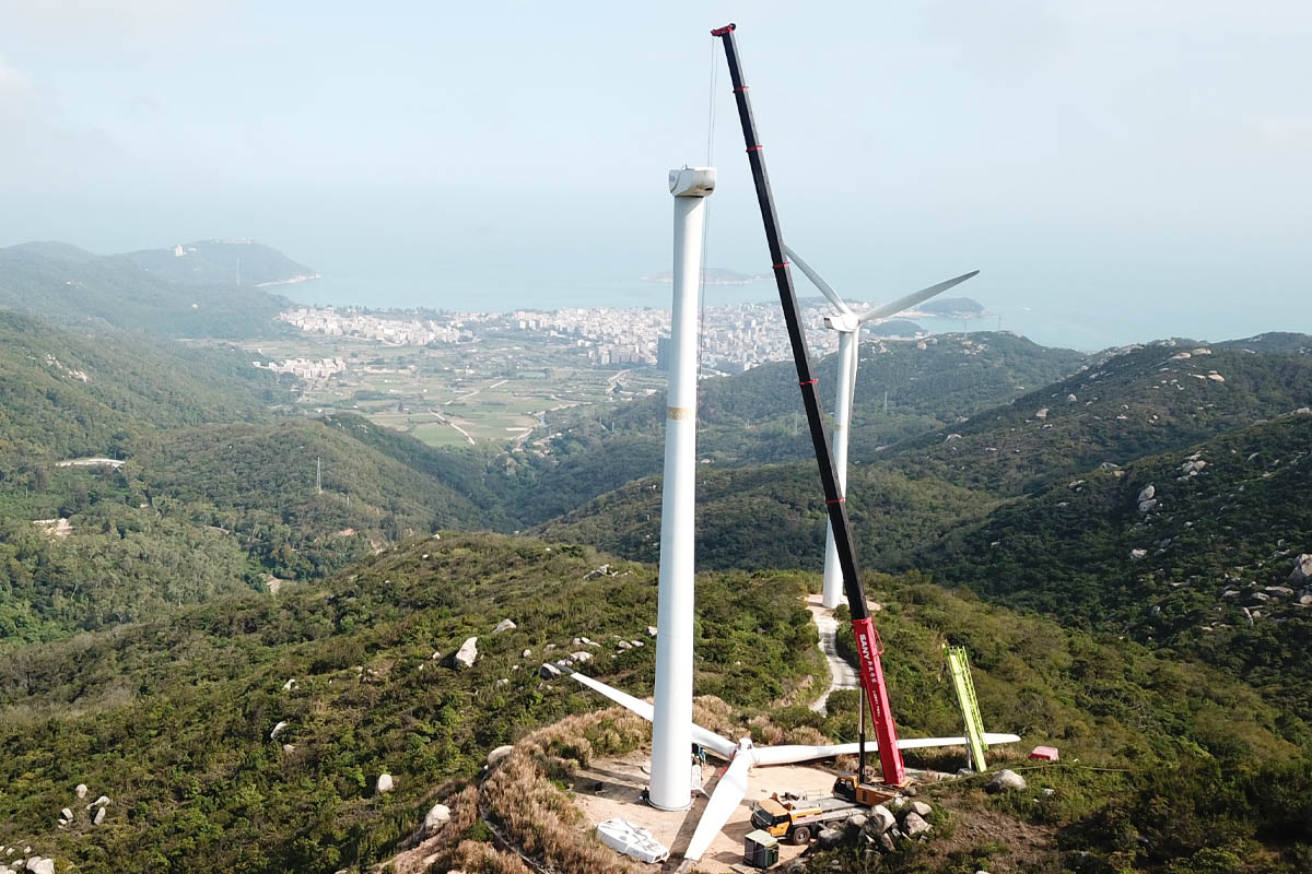 Cẩu hỗ trợ lắp đặt turbine điện gió