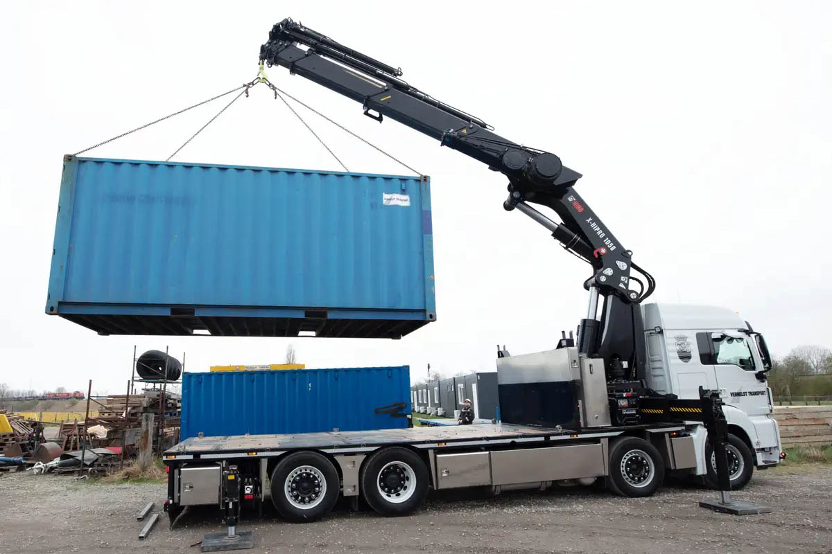 Cẩu nâng hạ và vận chuyển thùng container